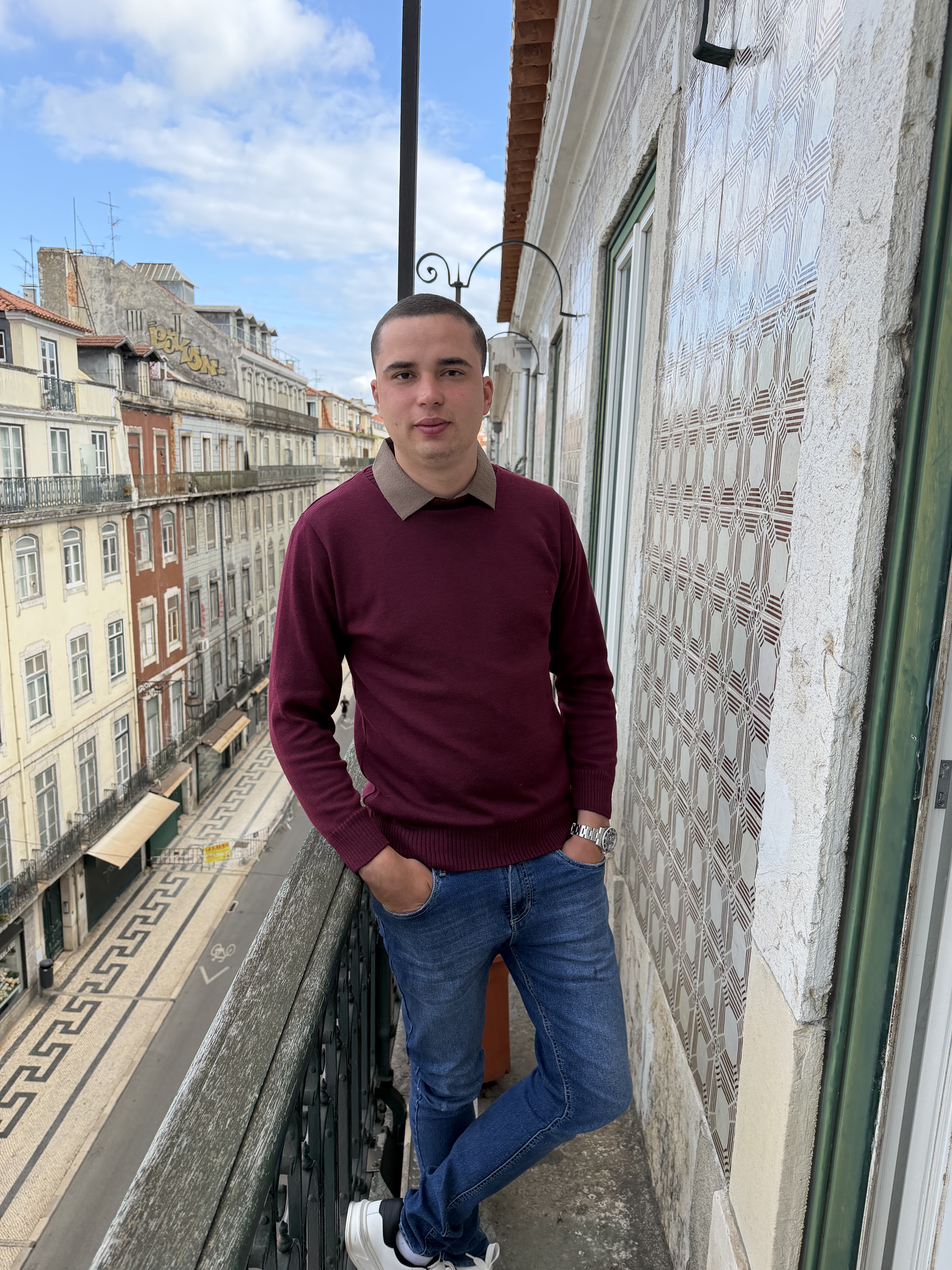 Flavio Rattes em ambiente profissional